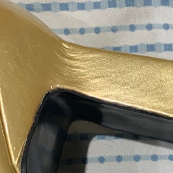 STUART WEITZMAN Gold Patent Leather Heels Size 8 - Picture 10 of 15